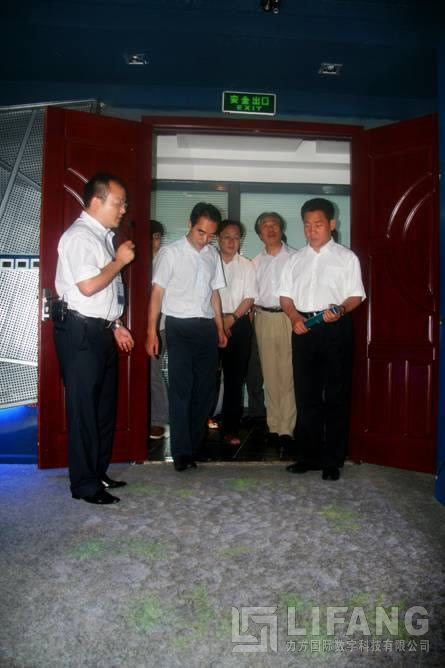 成都市政协主席刘佩智率政府考察团茬临赏金大对决