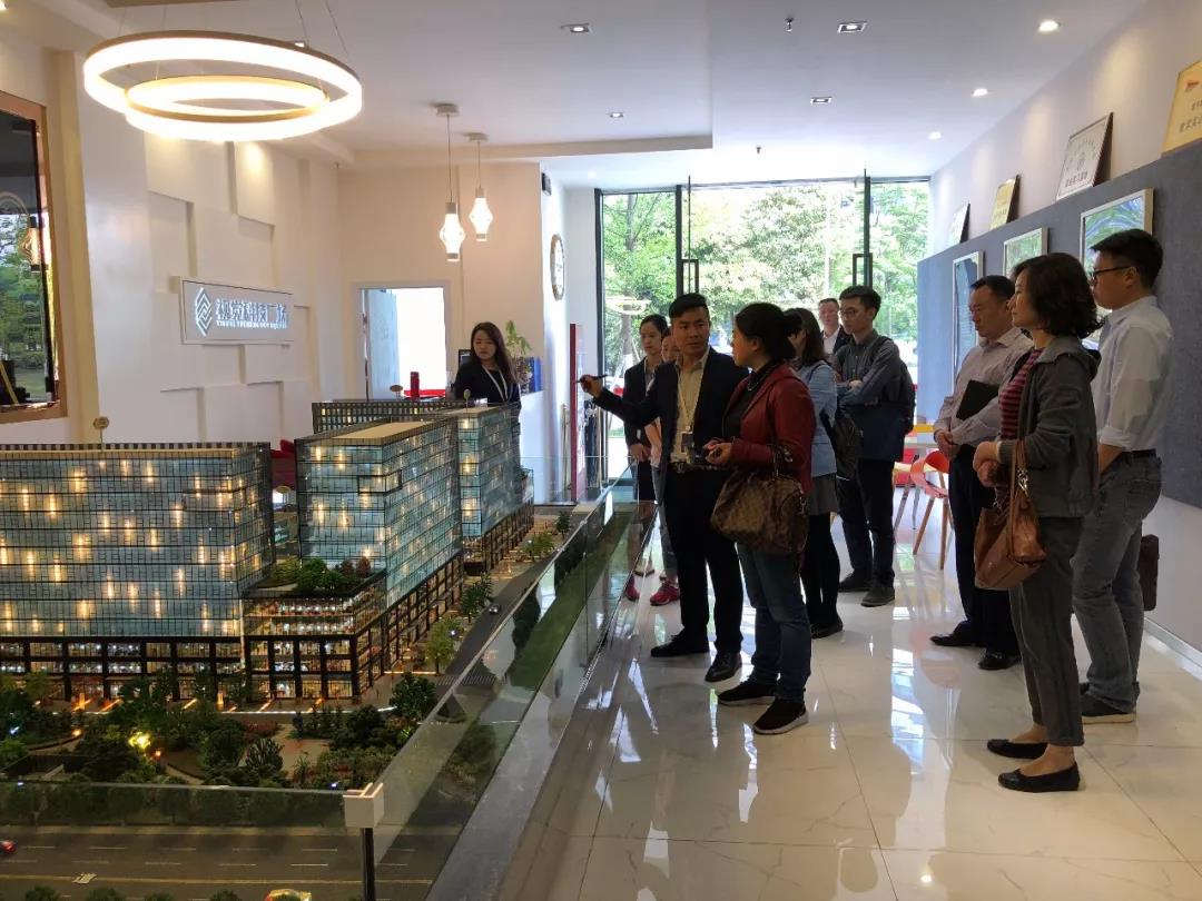 成都市委宣传部考察团一行调研赏金大对决视觉文创产业园区