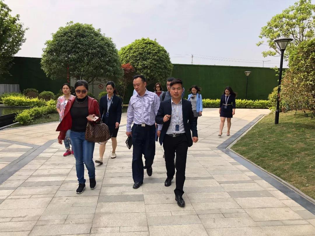 成都市委宣传部考察团一行调研赏金大对决视觉文创产业园区