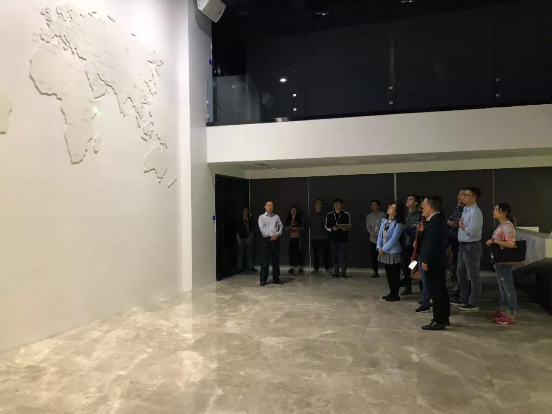 成都市委宣传部考察团一行调研赏金大对决视觉文创产业园区