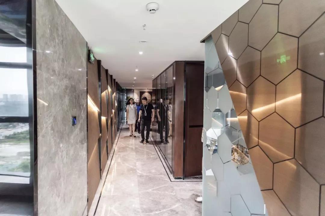 成都市新经济委副主任周洪等一行领导莅临赏金大对决参观考察