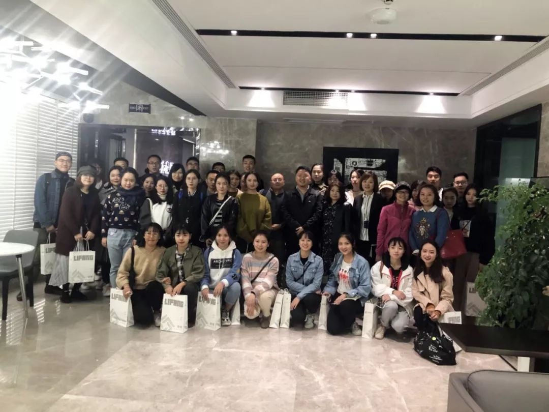 西华大学美术与设计学院院长张玉萍携研究生一行50人莅临赏金大对决参观考察