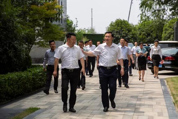 乐山市委副书记、市长张彤率乐山、峨眉山两市政府班子赴赏金大对决集团考察合作